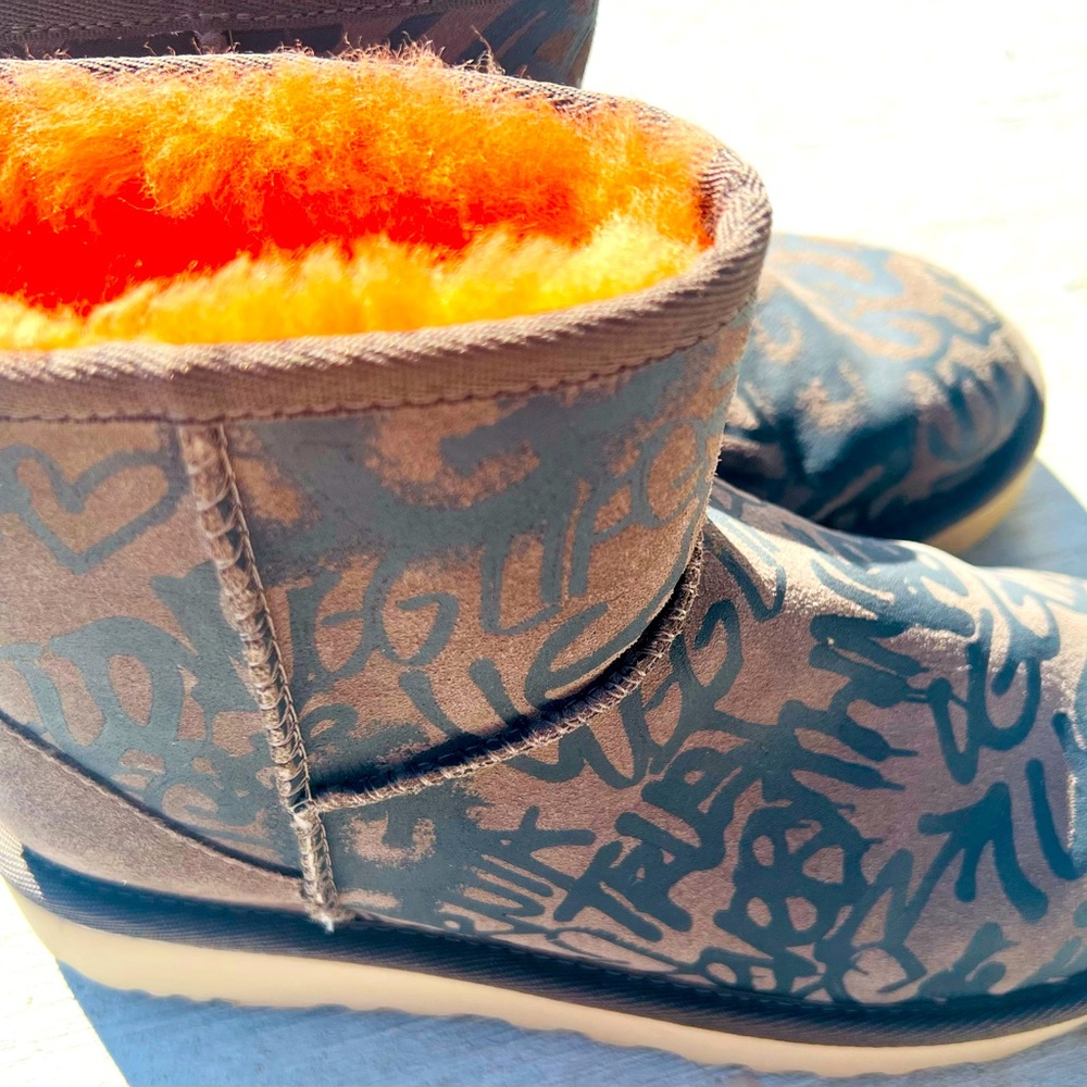 Ugg women’s mini boot.